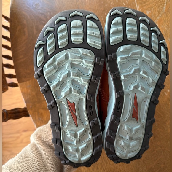 Altra Womens 5.0 Superior Trail Running Shoe— size 8 - Picture 4 of 11